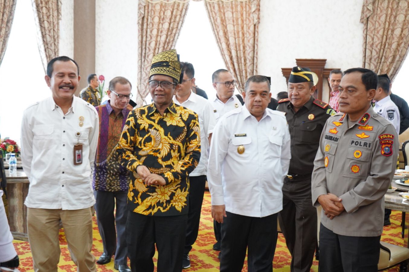 Wakapolda Riau Jemput Kedatangan Menko Polhukam RI di Bandara SSK II Pekanbaru